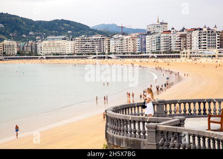 Urlauber am Strand im spanischen Badeort San Sebastian in der Bucht von Biskaya Kantabrien Nordspanien Stockfoto