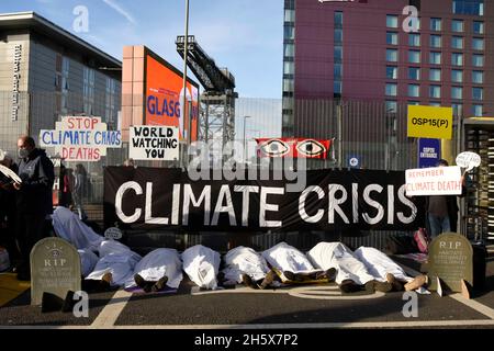 Glasgow, Schottland, Großbritannien. November 2021. Am Gedenktag versammelten sich Klimaaktivisten vor dem Eingang zum COP26-Klimagipfel, um an alle zu erinnern, die aufgrund der Auswirkungen des Klimawandels gestorben sind. (Bild: © Rod Harbinson/ZUMA Press Wire) Stockfoto