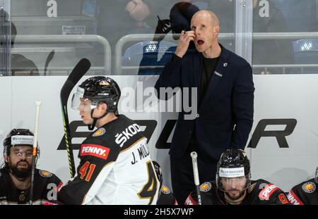 Krefeld, Deutschland. November 2021. Eishockey: Deutschland Cup, Deutschland - Russland, Gruppenphase, 1. Spieltag. Der deutsche Trainer Toni Söderholm (r). Quelle: Bernd Thissen/dpa/Alamy Live News Stockfoto