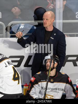 Krefeld, Deutschland. November 2021. Eishockey: Deutschland Cup, Deutschland - Russland, Gruppenphase, 1. Spieltag. Nationaltrainer Toni Söderholm (M). Quelle: Bernd Thissen/dpa/Alamy Live News Stockfoto