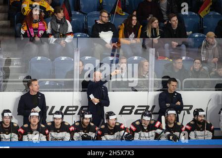 Krefeld, Deutschland. November 2021. Eishockey: Deutschland Cup, Deutschland - Russland, Gruppenphase, 1. Spieltag. Nationaltrainer Toni Söderholm (M). Quelle: Bernd Thissen/dpa/Alamy Live News Stockfoto