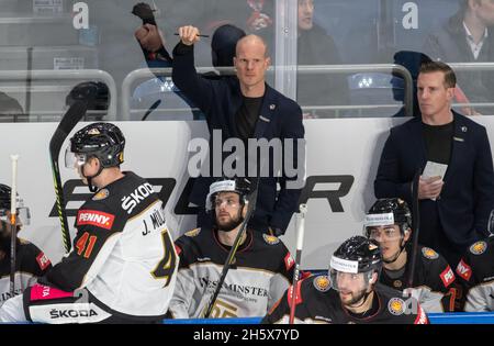 Krefeld, Deutschland. November 2021. Eishockey: Deutschland Cup, Deutschland - Russland, Gruppenphase, 1. Spieltag. Nationaltrainer Toni Söderholm (M). Quelle: Bernd Thissen/dpa/Alamy Live News Stockfoto