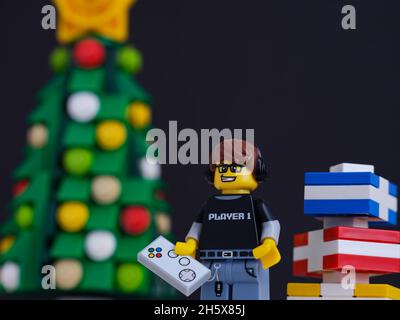 Tambow, Russische Föderation - 10. November 2021 Lego-Videospiel-Typ Minifigur mit Geschenken in seiner Nähe, die neben einem weihnachtsbaum stehen. Nahaufnahme. Stockfoto