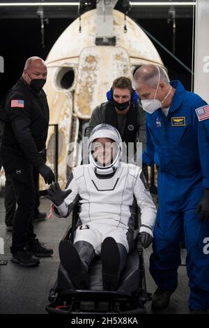 Pensacola, Florida, USA. November 2021. Die NASA-Astronautin Shane Kimbrough wird gesehen, nachdem sie aus der Raumsonde SpaceX Crew Dragon Endeavour an Bord des SpaceX GO Navigator nach der Landung im Golf von Mexiko vor der Küste von Pensacola, Florida, am Montag, den 8. November 2021, geholfen wurde. Die NASAs SpaceX Crew-2-Mission ist die zweite operative Mission der Raumsonde SpaceX Crew Dragon und der Falcon 9-Rakete zur Internationalen Raumstation im Rahmen des agencys Commercial Crew Program. Quelle: Aubrey Gemignani/NASA/ZUMA Wire/ZUMAPRESS.com/Alamy Live News Stockfoto