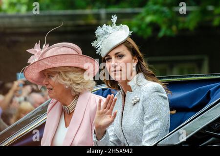 Kate Middleton, Herzogin von Cambridge, Camilla, Herzogin von Cornwall. Trooping the Color 2014. Königliche Familie in der Mall, London, Großbritannien. Herzoginnen Stockfoto