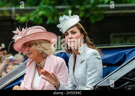 Kate Middleton, Herzogin von Cambridge, Camilla, Herzogin von Cornwall. Trooping the Color 2014. Königliche Familie in der Mall, London, Großbritannien. Königliche Frauen Stockfoto