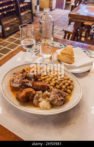 Cocido castellano, traditioneller Eintopf auf Kichererbsen-Basis aus Spanien Stockfoto