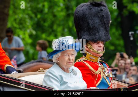 Ihre Majestät Königin Elizabeth II. Und Prinz Philip in der Mall, London, Großbritannien. Trooping the Color 2014. Duke of Edinburgh in Uniform, in Kutsche. Royals Stockfoto