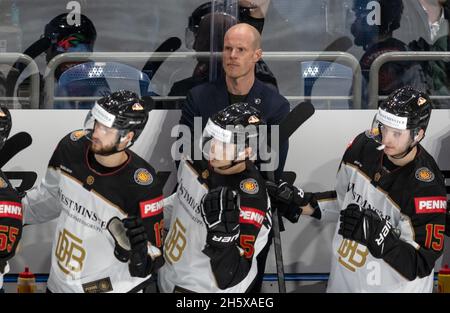 Krefeld, Deutschland. November 2021. Eishockey: Deutschland Cup, Deutschland - Russland, Gruppenphase, 1. Spieltag. Der deutsche Trainer Toni Söderholm (M) folgt dem Spiel. Quelle: Bernd Thissen/dpa/Alamy Live News Stockfoto