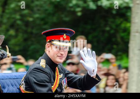 Prinz Harry, Kapitän Harry Wales in seiner militärischen Rolle, während des Trooping the Color 2014. Augenkontakt. Winken. Jetzt Herzog von Sussex. Armeeuniform Stockfoto