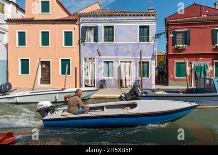 Mann im Schnellboot, Burano-Kanal, Venedig, Italien Stockfoto