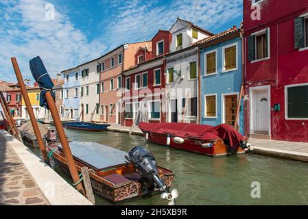 Hell Gemalte Häuser, Fondamenta Pontinello Destra, Burano, Venedig, Italien Stockfoto