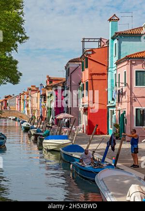 Kanal mit Booten, Fondamenta di Terranova, Burano, Venedig, Italien Stockfoto