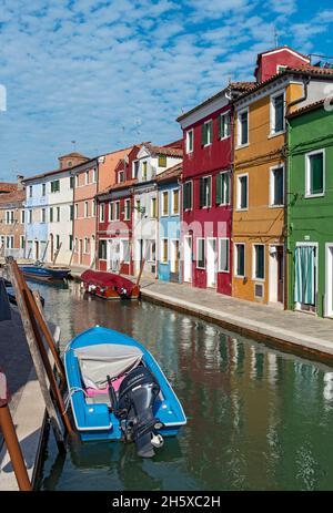 Kanal mit Booten, Burano, Venedig, Italien Stockfoto
