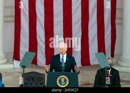 Arlington, USA. November 2021. Präsident Joe Biden spricht am Veterans Day, Donnerstag, den 11. November 2021, im Memorial Amphitheatre auf dem Nationalfriedhof von Arlington In Arlington, VA. (AP Photo/Alex Brandon, Pool) Credit: SIPA USA/Alamy Live News Stockfoto