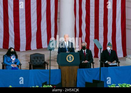 Arlington, USA. November 2021. Präsident Joe Biden spricht am Veterans Day, Donnerstag, den 11. November 2021, im Memorial Amphitheatre auf dem Nationalfriedhof von Arlington In Arlington, VA. (AP Photo/Alex Brandon, Pool) Credit: SIPA USA/Alamy Live News Stockfoto