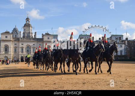 London, Großbritannien. November 2021. Mitglieder des „Household Cavalry Mounted Regiment“, die am Gedenktag bei der „Horse Guards Parade“ gesehen wurden. Der Gedenktag, auch bekannt als Waffenstillstandstag, ist ein Gedenktag zu Ehren von Mitgliedern der Streitkräfte, die im Dienst ihres Landes gestorben sind, mit mehreren Veranstaltungen in ganz Großbritannien. (Foto: Vuk Valcic/SOPA Images/Sipa USA) Quelle: SIPA USA/Alamy Live News Stockfoto