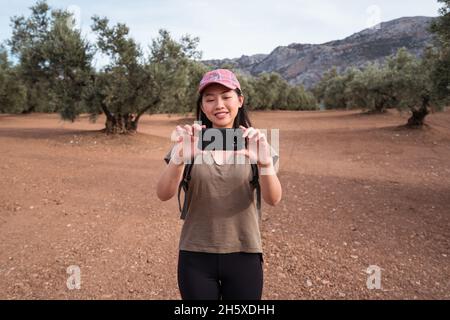 Von unten charmante Weibchen mit Vitiligo Haut stehen in der Straße an sonnigen Tag und Blick auf die Kamera Stockfoto