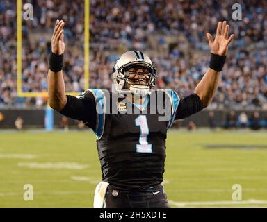 Charlotte, USA. Dezember 2018. Carolina Panthers Quarterback Cam Newton feiert knappes Ende Chris Manhertz' 50-Yard-Touchdown-Pass-Empfang vom Rücklauf gegen Christian McCaffrey während des ersten Quartals gegen die New Orleans Saints im Bank of America Stadium in Charlotte, N.C., am Montag, den 17. Dezember 2018. (Foto von Jeff Siner/Charlotte Observer/TNS/Sipa USA) Quelle: SIPA USA/Alamy Live News Stockfoto