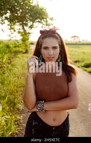 Schöne Brünette Mädchen in Sommerkleidung auf der Straße stehend mit Blick auf die Kamera Stockfoto