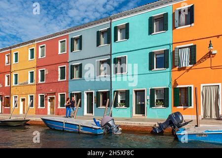 Bunt bemalte Häuser, Fondamenta di Cao Moleca, Burano, Venedig, Italien Stockfoto