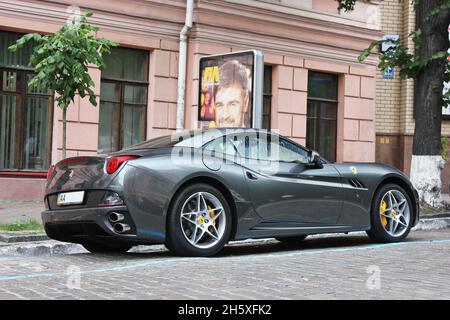 Kiew, Ukraine - 27. April 2015. Grauer Supersportwagen Ferrari California auf der Straße Stockfoto