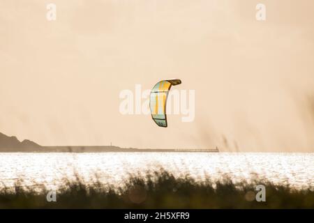 An einem kalten Wintertag wabender Kite an der Küste von Cumbria im Wind Stockfoto