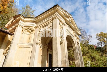 Die Kapelle auf dem Rosenkranzweg des Heiligen Berges von Varese, Lombardei, Italien Stockfoto
