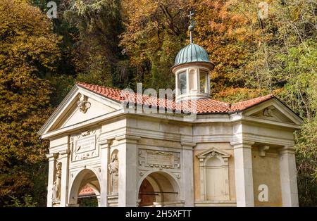 Die Kapelle auf dem Rosenkranzweg des Heiligen Berges von Varese, Lombardei, Italien Stockfoto