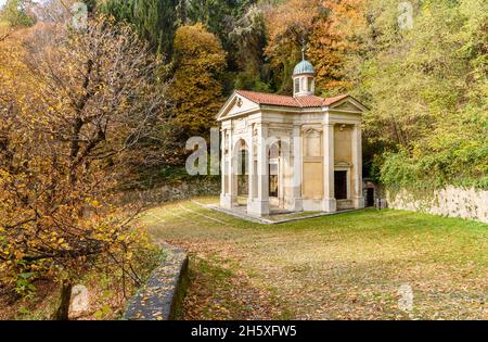 Die Kapelle auf dem Rosenkranzweg des Heiligen Berges von Varese, Lombardei, Italien Stockfoto