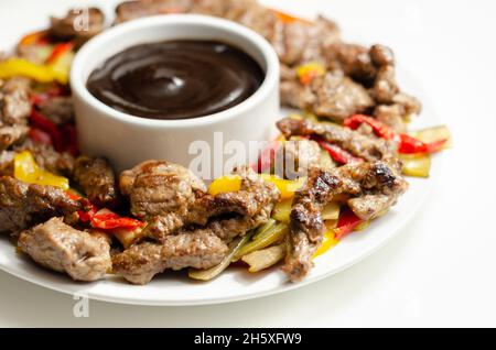 Rinderstreifen mit gemischten Paprika und Mangout serviert mit schwarzer Bohnensauce, chinesisches Gericht Stockfoto