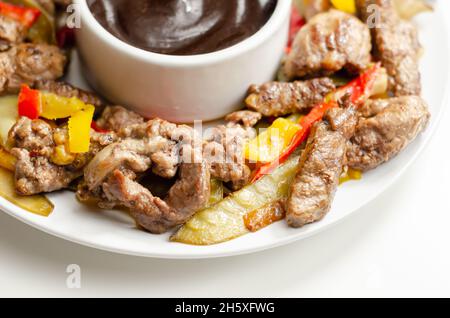 Rinderstreifen mit gemischten Paprika und Mangout serviert mit schwarzer Bohnensauce, chinesisches Gericht Stockfoto