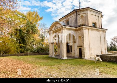 Die Kapelle auf dem Rosenkranzweg des Heiligen Berges von Varese, Lombardei, Italien Stockfoto
