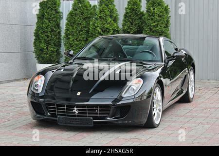 Ukraine, Kiew - 2. September 2013; Ferrari 599 GTB Fiorano. Schwarzer Ferrari Stockfoto