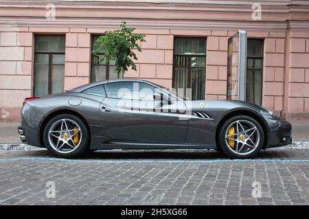 Kiew, Ukraine - 27. April 2015. Grauer Supersportwagen Ferrari California auf der Straße Stockfoto