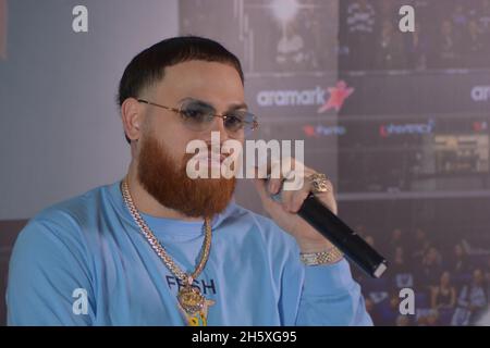 Mexiko-Stadt, Mexiko. November 2021. Der Puerto-ricanische Rapper Miky Woodz spricht während einer Pressekonferenz, um ihr neuestes Album 'Living Life' im Presidente Intercontinental Hotel zu promoten. Am 11. November 2021 in Mexiko-Stadt, Mexiko. (Foto von Jaime Nogales/ Eyepix Group) Quelle: Eyepix Group/Alamy Live News Stockfoto