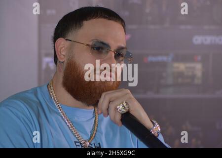 Mexiko-Stadt, Mexiko. November 2021. Der Puerto-ricanische Rapper Miky Woodz spricht während einer Pressekonferenz, um ihr neuestes Album 'Living Life' im Presidente Intercontinental Hotel zu promoten. Am 11. November 2021 in Mexiko-Stadt, Mexiko. (Foto von Jaime Nogales/ Eyepix Group) Quelle: Eyepix Group/Alamy Live News Stockfoto