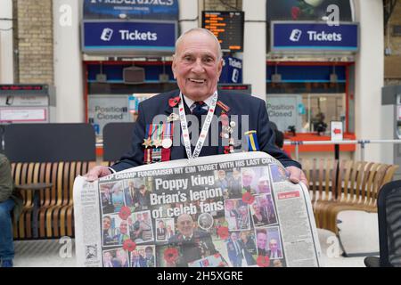 Brian Coombs, der Legionenmohn-Verkäufer am Bahnhof Charing Cross, Geld für die Royal British Legion, London England, UK sammeln Stockfoto