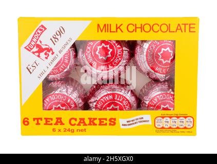 Tunnock's Packung mit 6 Teekuchen aus Milchschokolade, köstlichem Biskuitboden mit Marschmalow und Milchschokolade aus Schottland Stockfoto