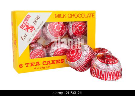 Tunnock's Packung mit 6 Teekuchen aus Milchschokolade, köstlichem Biskuitboden mit Marschmalow und Milchschokolade aus Schottland Stockfoto