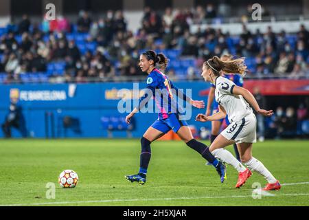 Barcelona, Katalonien, Spanien. November 2021. Aitana vom FC Barcelona und Katharina Naschenweng von Hoffenheim in Aktion während des UEFA Women's Champions League-Spiels zwischen dem FC Barcelona Femeni und der TSG 1899 Hoffenheim Frauen im Johan Cruyff Stadium.Endstand; FC Barcelona Femeni 4:0 TSG 1899 Hoffenheim Frauen (Bildnachweis: © Thiago Prudencio/DAX via ZUMA Press Wire) Stockfoto