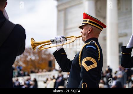 Arlington, USA. November 2021. Arlington, USA. 11. November 2021. Ein US-Army-Bugler spielt während einer feierlichen Ehrenzeremonie am Grab des unbekannten Soldaten für die 68. National Veterans Day Observation auf dem Arlington National Cemetery am 11. November 2021 in Arlington, Virginia, Taps. Kredit: Elizabeth Fraser/DOD Foto/Alamy Live Nachrichten Stockfoto