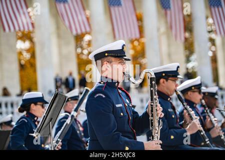 Arlington, USA. November 2021. Arlington, USA. 11. November 2021. Die U.S. Coast Guard Band tritt anlässlich der 68. National Veterans Day-Feier im Memorial Amphitheatre auf dem Arlington National Cemetery am 11. November 2021 in Arlington, Virginia, auf. Kredit: Elizabeth Fraser/DOD Foto/Alamy Live Nachrichten Stockfoto