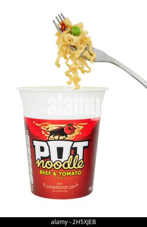 Rindfleisch und Tomatengeschmack Pot Noodle geöffnet und mit Gabel, hergestellt von Unilever isoliert auf weißem Hintergrund rehydriert Stockfoto