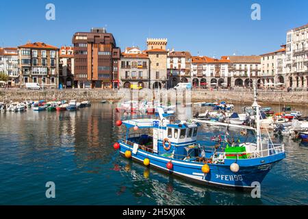 Kleines Fischerboot, das den Hafen am spanischen Hafen und Badeort Castro Urdiales Cantabria an der kantabrischen Küste Spaniens verlässt Stockfoto