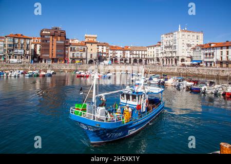 Kleines Fischerboot, das den Hafen am spanischen Hafen und Badeort Castro Urdiales Cantabria an der kantabrischen Küste Spaniens verlässt Stockfoto