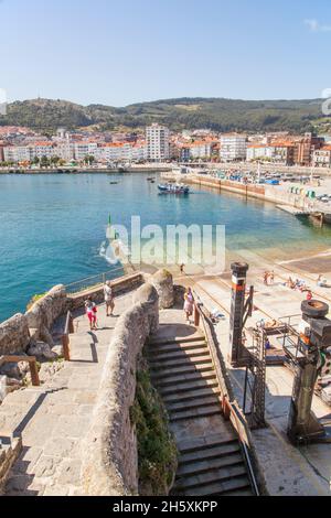 Der Hafen am spanischen Hafen und Badeort Castro Urdiales Cantabria an der kantabrischen Küste Nordspanien Stockfoto