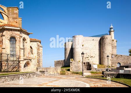 In der mittelalterlichen Burg von Santa Ana wurden heute der Leuchtturm und die Kirche Santa María de la Asunción bei Castro Urdiales in Nordspanien untergebracht Stockfoto