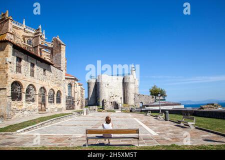 In der mittelalterlichen Burg von Santa Ana wurden heute der Leuchtturm und die Kirche Santa María de la Asunción in Castro Urdiales Cantabria, Spanien, untergebracht Stockfoto