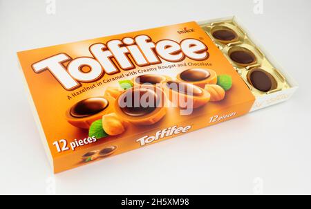 Schachtel mit Toffifee Haselnuss- und Karamell-Süßigkeitenbechern, gekrönt mit Schokolade von Storck Stockfoto